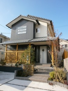 金属サイディングが印象的な 「和モダン」スタイルの建物